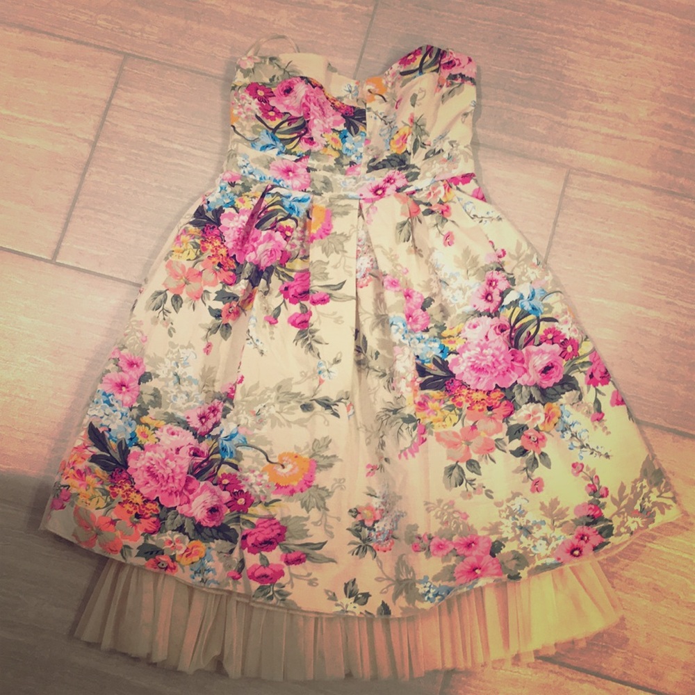Strapless summer dress with pockets